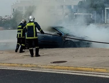Αυτοκίνητο στο Μαρούσι πήρε φωτιά -Ελεγχόμενη η κατάσταση από την πυροσβεστική (φωτο)